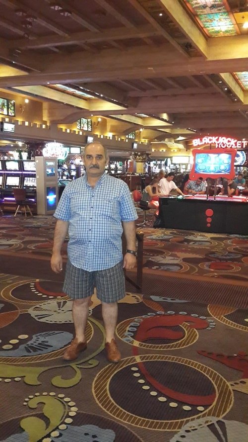Yavuz Atsız posiert in Shorts