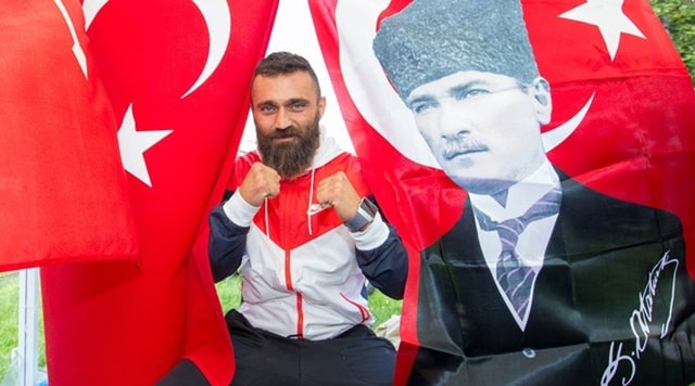 unsal arik atatürk pose